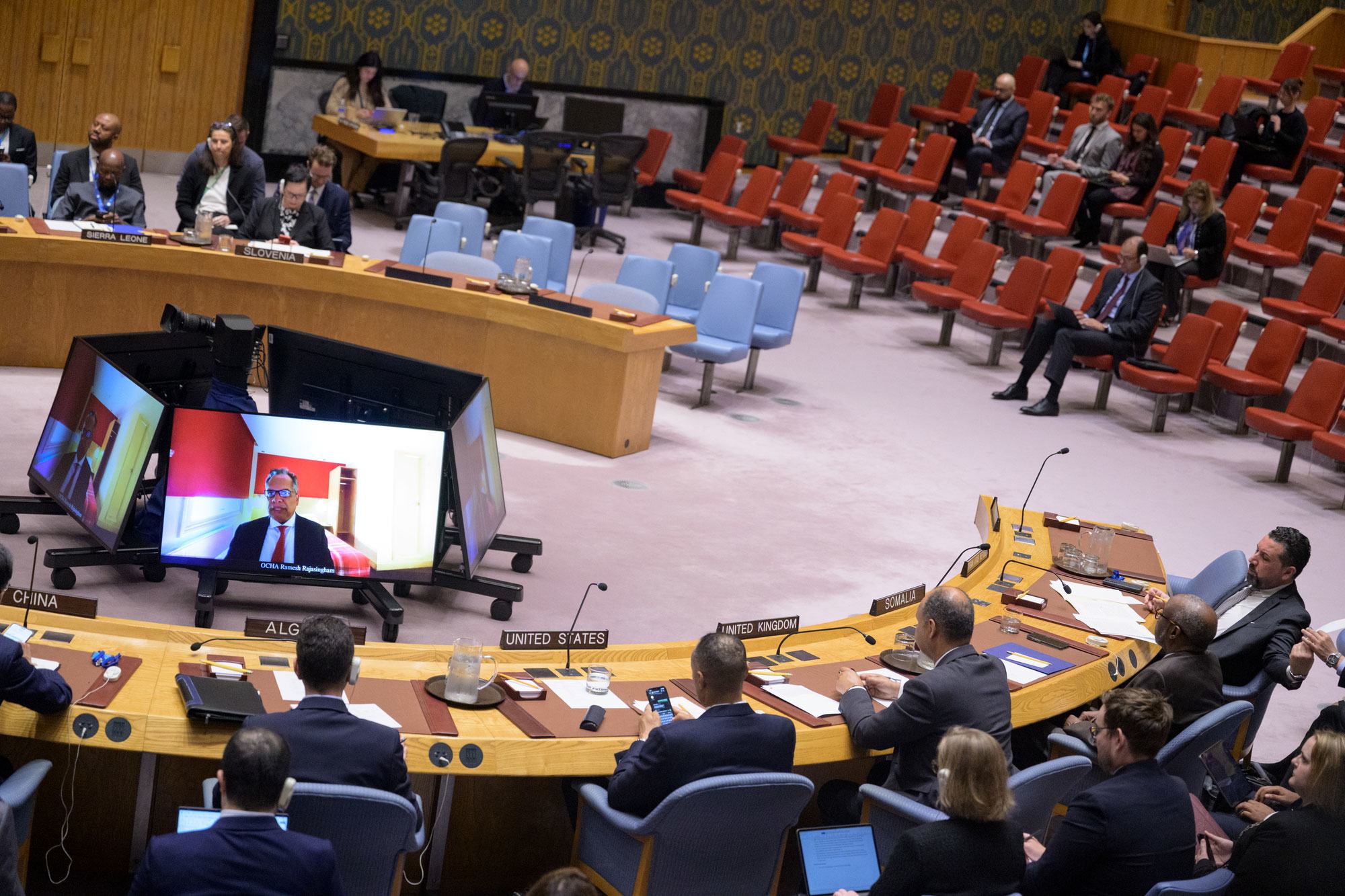 Ramesh Rajasingham (à l'écran), du Bureau de la coordination des affaires humanitaires de l’ONU (OCHA), lors de la réunion du Conseil de sécurité de l'ONU sur la Syrie.