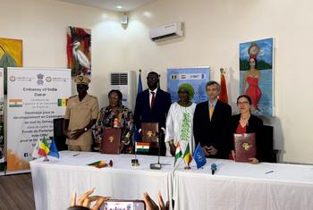 सेनेगल के कासामांस क्षेत्र में बारूदी सुरंगों को हटाने के लिए, भारत-यूएन विकास साझेदारी कोष द्वारा समर्थित परियोजना पर एक कार्यक्रम के दौरान हस्ताक्षर किए गए.