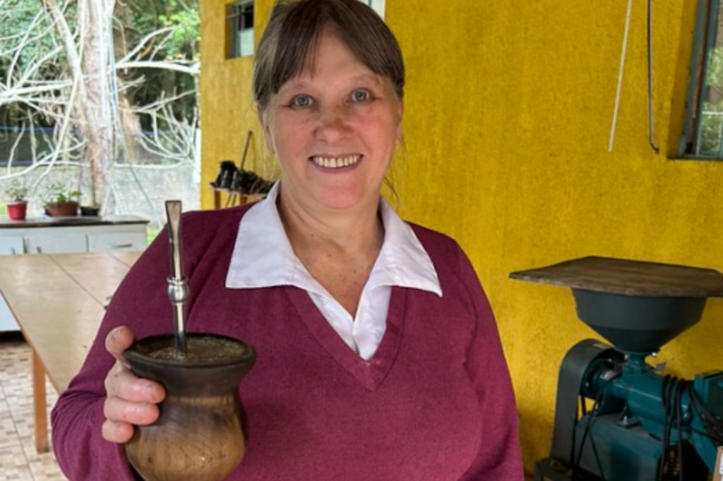 Olga Wenglarek bebendo chimarrão, uma bebida tradicional do sul do Brasil feita com erva-mate Olga Wenglarek bebendo chimarrão, uma bebida tradicional do sul do Brasil feita com erva-mate