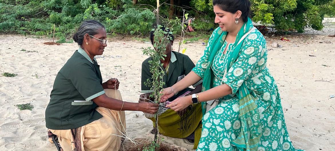 उर्जस्वी सोंधी, लघु अनुदान कार्यक्रम के लिए तमिलनाडु की स्थानीय महिलाओं के साथ वृक्षारोपण कर रही हैं.