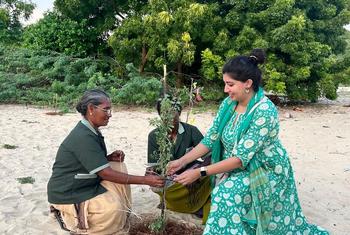 उर्जस्वी सोंधी, लघु अनुदान कार्यक्रम के लिए तमिलनाडु की स्थानीय महिलाओं के साथ वृक्षारोपण कर रही हैं.