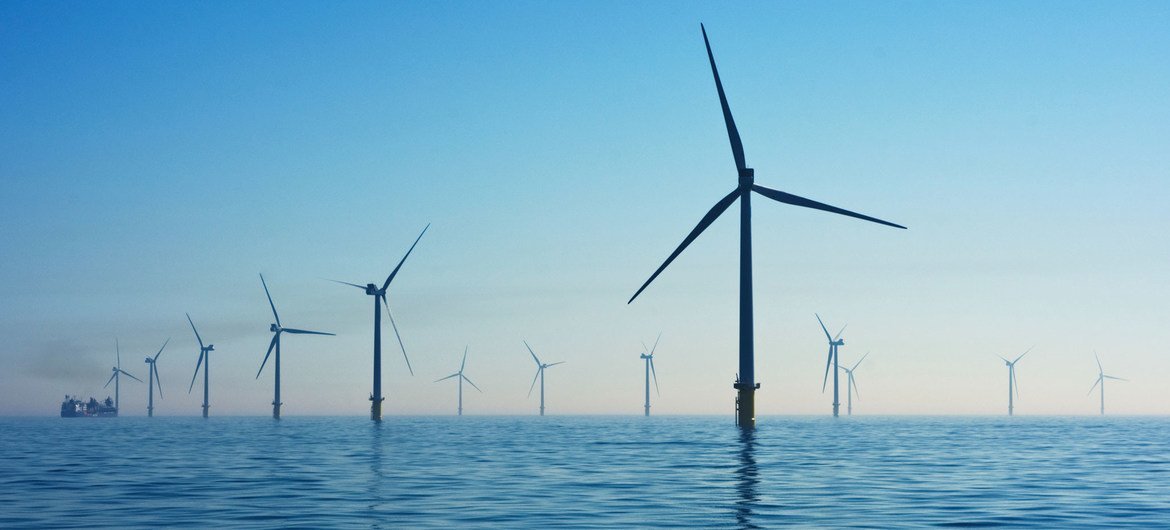 Ветряная электростанция у побережья Великобритании.