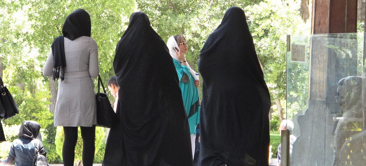 Mulheres usando véus no Irã.