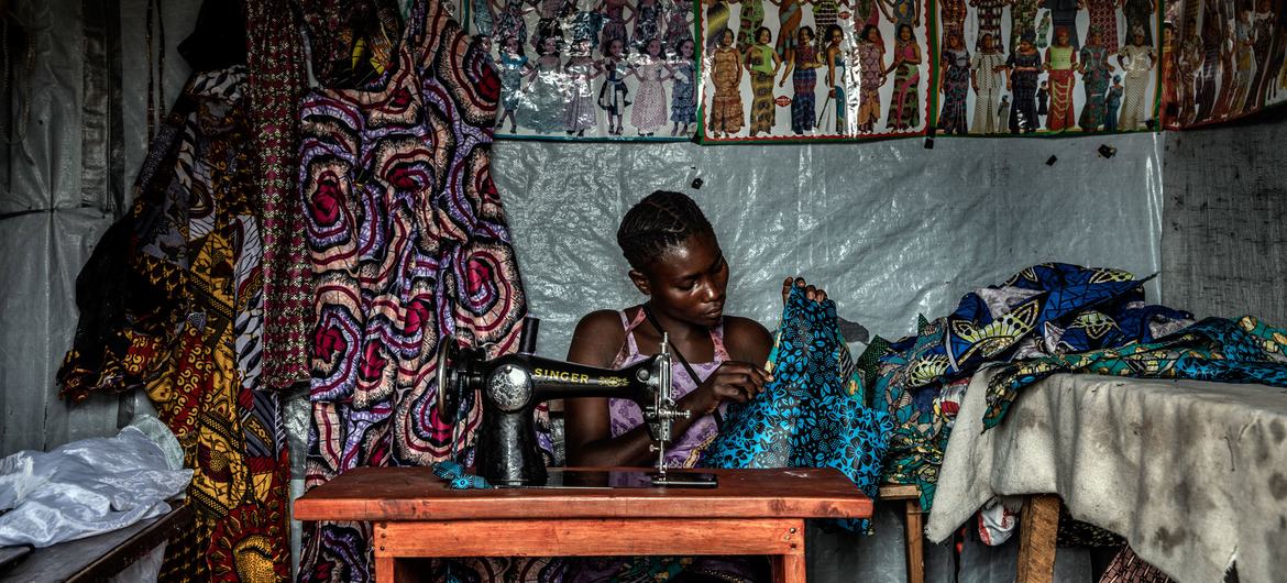在刚果民主共和国北基伍省受害人援助项目信托基金的支持下，多丽卡（Dorika ）和一些性暴力的幸存者一起，获得小额信贷，经营自己的小生意。