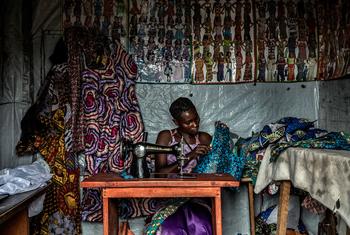 在刚果民主共和国北基伍省受害人援助项目信托基金的支持下，多丽卡（Dorika ）和一些性暴力的幸存者一起，获得小额信贷，经营自己的小生意。