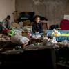ألينا وأرتيم، وكلاهما في التاسعة من العمر ومن مدينة خاركيف الشمالية الشرقية في أوكرانيا، يجلسان على أريكة مؤقتة في موقف للسيارات تحت الأرض يستخدم كمأوى من القنابل.