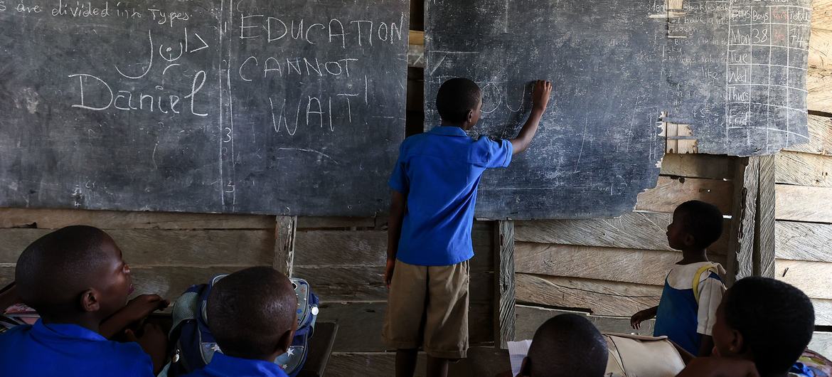 Jóvenes estudiantes en una escuela de Camerún.