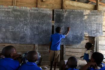 Des jeunes étudiants étudient dans une école au Cameroun.
