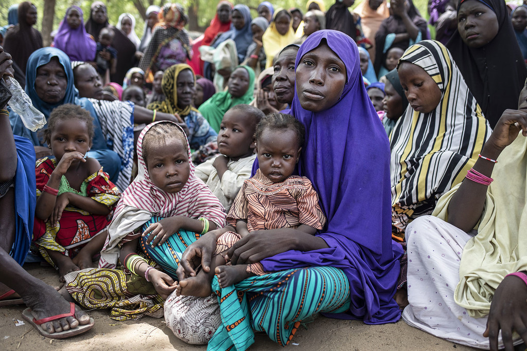 Mujeres desplazadas llevan a sus hijos a una evaluación del hambre del PMA en el estado nigeriano de Borno.