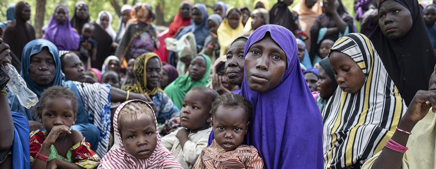 Un groupe de femmes et d'enfants, y compris des personnes nouvellement déplacées à l'intérieur du pays, assiste à une évaluation de la famine du Programme alimentaire mondial dans un camp de déplacés internes à Bama, dans l'État de Borno, au Nigeria.