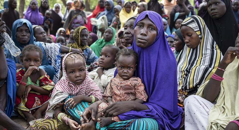 Para ibu pengungsi internal dengan anak-anak mereka menghadiri latihan penilaian kelaparan WFP di Negara Bagian Borno, timur laut Nigeria.