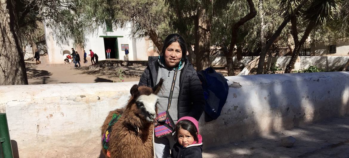 Mujer y niña en Purmamarca, en la provincia argentina de Jujuy