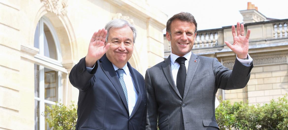 Глава ООН Антониу Гутерриш и президент Франции Эммануэль Макрон на саммите в Париже.