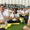 Des participants se joignent à un événement organisé au Siège des Nations Unies à New York à l'occasion de la 9e Journée internationale du yoga.