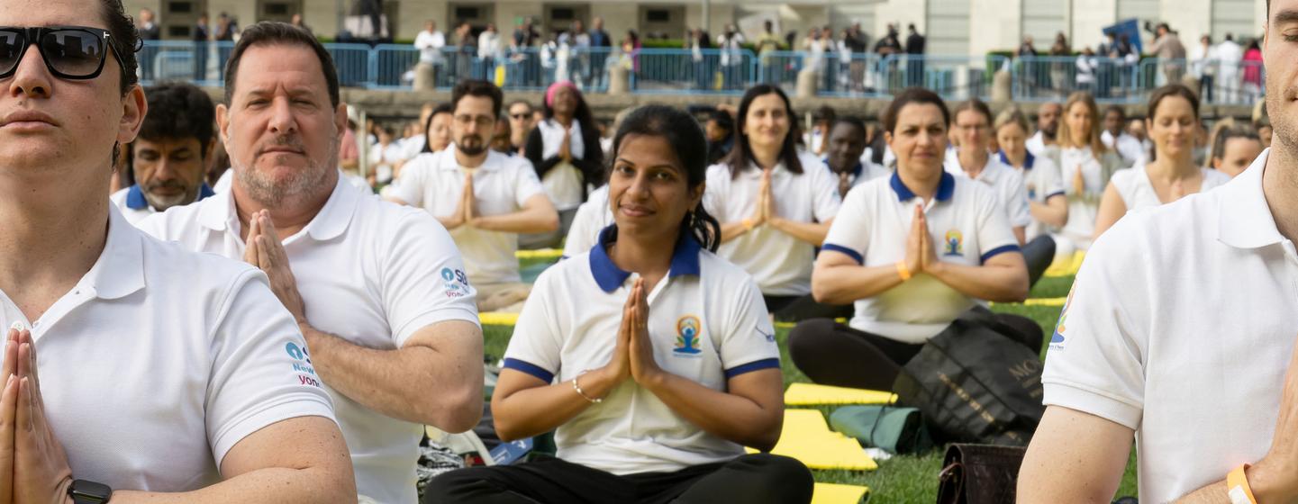 Des participants se joignent à un événement organisé au Siège des Nations Unies à New York à l'occasion de la 9e Journée internationale du yoga.