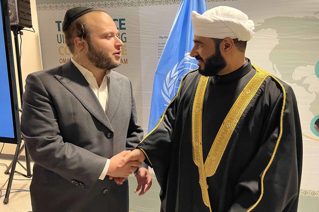 الدكتور محمد بن سعيد المعمري وزير الأوقاف والشؤون الدينية في سلطنة عمان يصافح أحد زوار معرض رسالة السلام من عمان في مقر الأمم المتحدة في نيويورك.