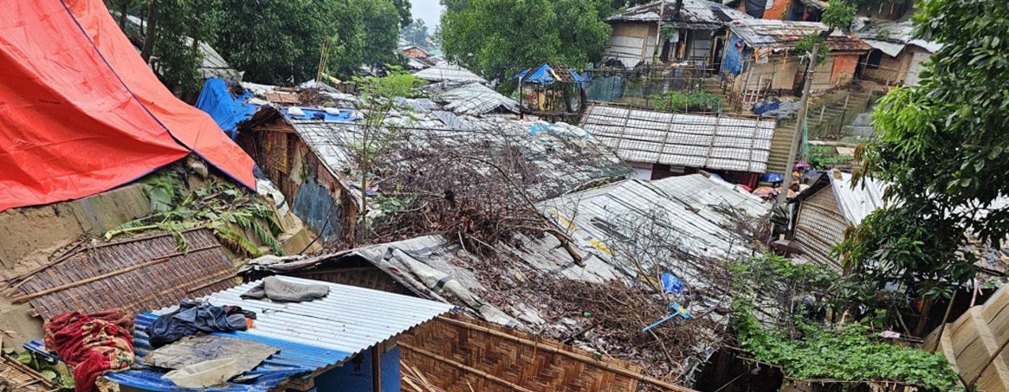 Dommages causés par des glissements de terrain meurtriers dans l'un des camps de réfugiés rohingyas à Cox's Bazar, au Bangladesh.