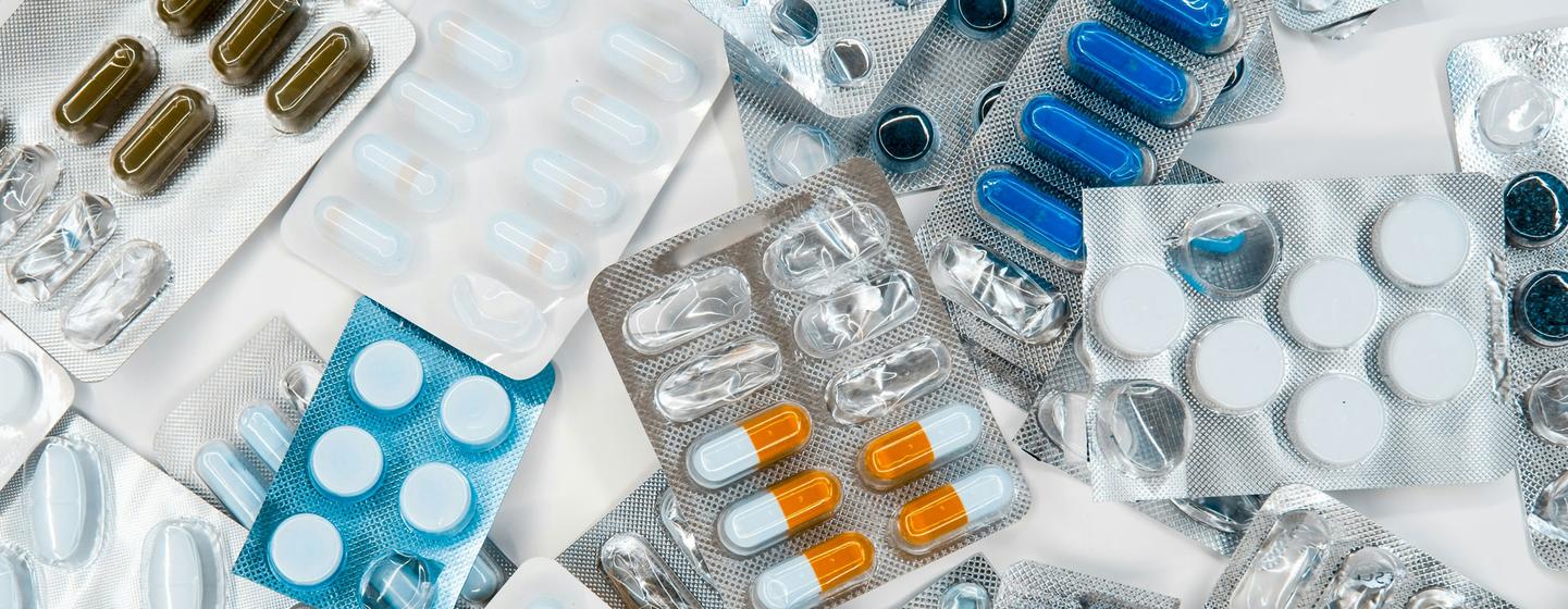 Antibiotiques et autres médicaments.