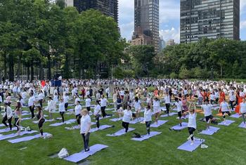 Des participants se joignent à un événement au siège de l'ONU à New York pour marquer la 11e Journée internationale du yoga. (20 juin 2025)