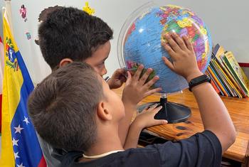 Joaquín e seu colega de classe analisam as fronteiras dos países e discutem espaços públicos inclusivos para migrantes