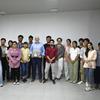 भारत में एक बैठक में यूएनएचसीआर के शोम्बी शार्प के साथ युवा शरणार्थियों और शरण चाहने वालों का एक समूह।