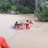 2021年7月20号上午，中国郑州市荥阳市崔庙镇马寨村爆发山洪，洪水最深处达5米，67名村民群众被困。郑州市荥阳消防救援大队紧急出动，消防救援人员利用绳索、救生圈等救援装备潜水至被困人员身边，为其穿上救生衣并护送转移安全地带。（资料图片）
