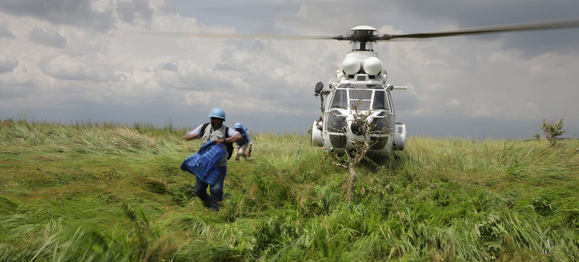 一架联刚稳定团的直升机在刚果民主共和国北基伍省地区的贝尼降落。