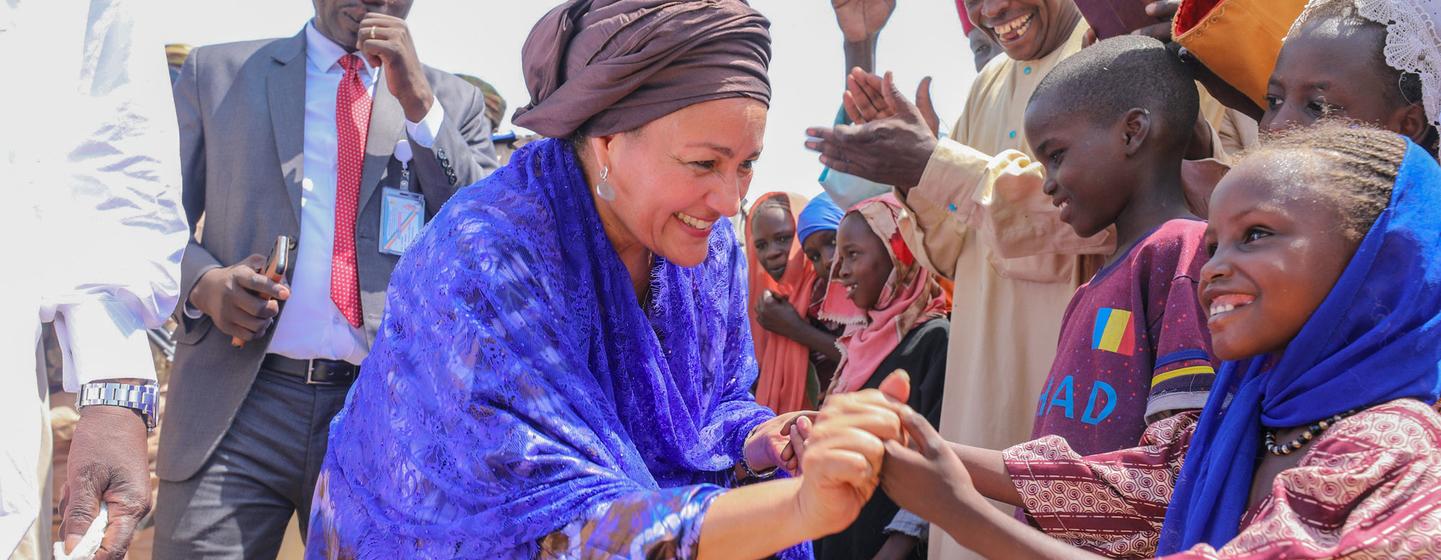 La Vice-Secrétaire générale des Nations Unies, Amina Mohammed, rencontre de jeunes enfants dans un camp de réfugiés au Tchad.