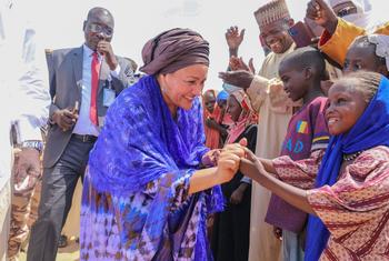 联合国常务副秘书长阿明纳·穆罕默德在乍得的一个难民营会见年幼的儿童。