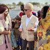 世界粮食计划署执行主任麦凯恩（中）在乍得难民营与工作人员交谈。