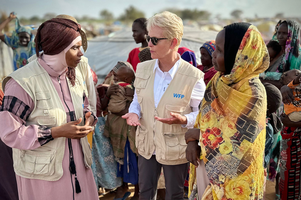 Mkurugenzi Mtendaji wa WFP Cindy McCain (katikati), akizungumza na wafanyakazi katika kambi ya wakimbizi nchini Chad.