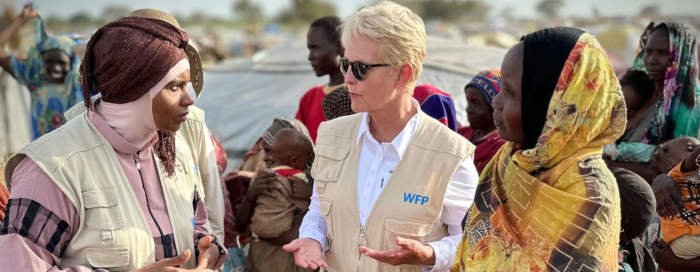 La Directrice exécutive du PAM, Cindy McCain (au centre), s'entretient avec le personnel d'un camp de réfugiés au Tchad.