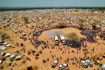 چاڈ میں سوڈان سے آئے پناہ گزینوں میں ڈبلیو ایف پی کی طرف سے خوراک تقسیم کی جا رہی ہے۔