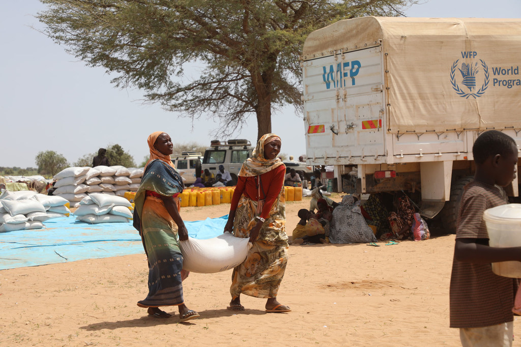 Des réfugiés soudanais collectent de l'aide alimentaire au camp de réfugiés de Zabout au Tchad.