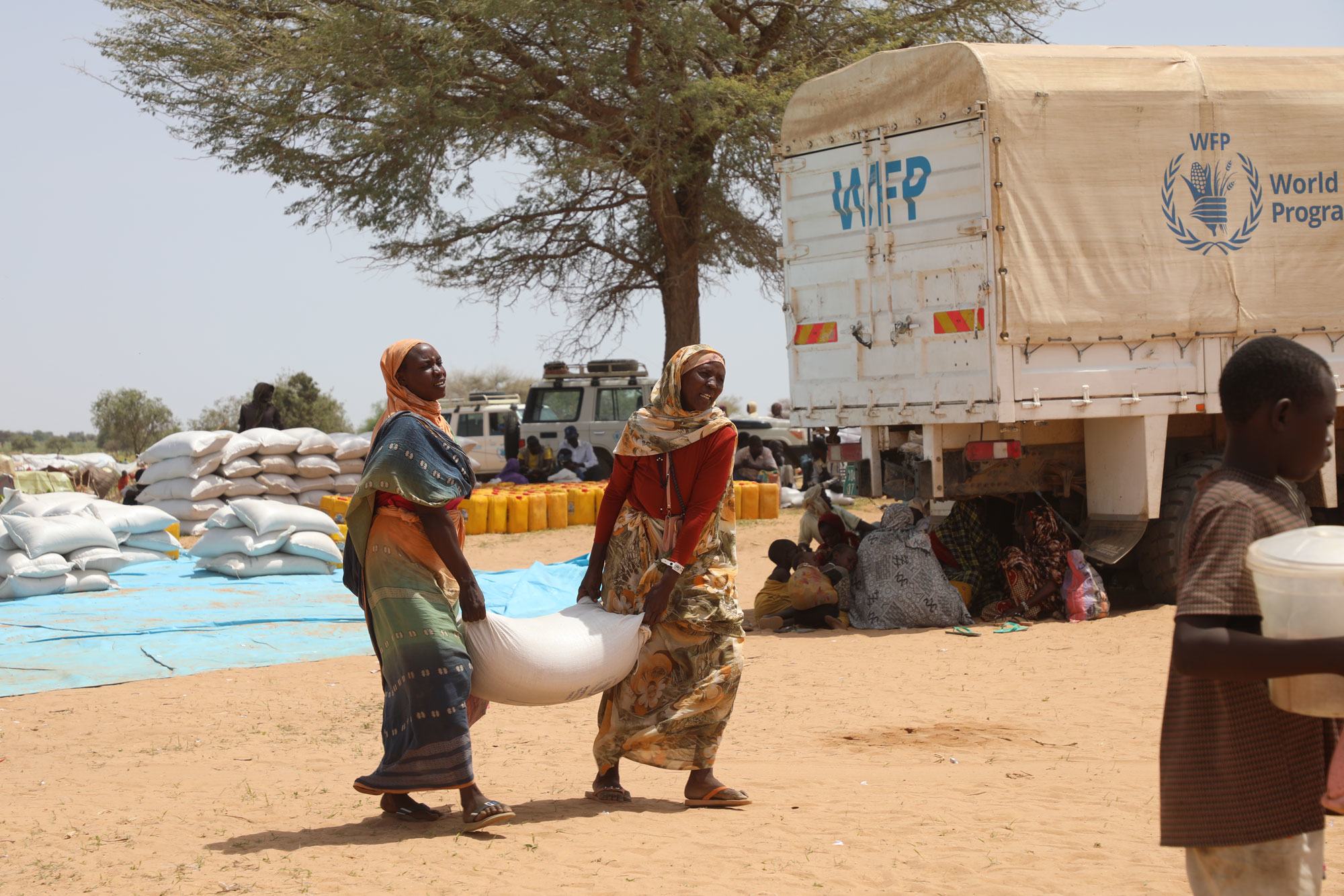 لاجئتان سودانيتان تحصلان على مساعدات غذائية في مخيم الزبوت للاجئين في تشاد.