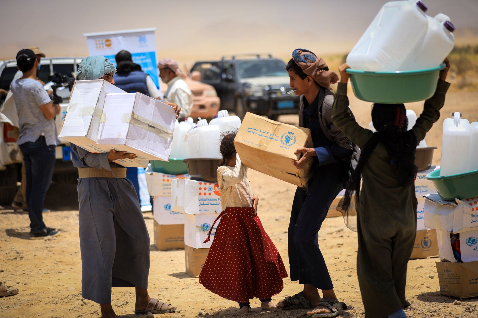 یمن میں بے گھر افراد کی ٰخیمہ بستی کے مکین بچے عالمی ادارہ خوارک کی طرف سے تقسیم کیا گیا راشن لے کر جا رہے ہیں۔