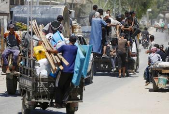 Families evacuate from Deir Al -Balah in the Gaza Strip