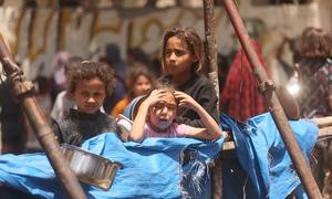 Niños de Gaza esperan con la esperanza de recibir alimentos.