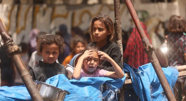 Niños de Gaza esperan con la esperanza de recibir alimentos.