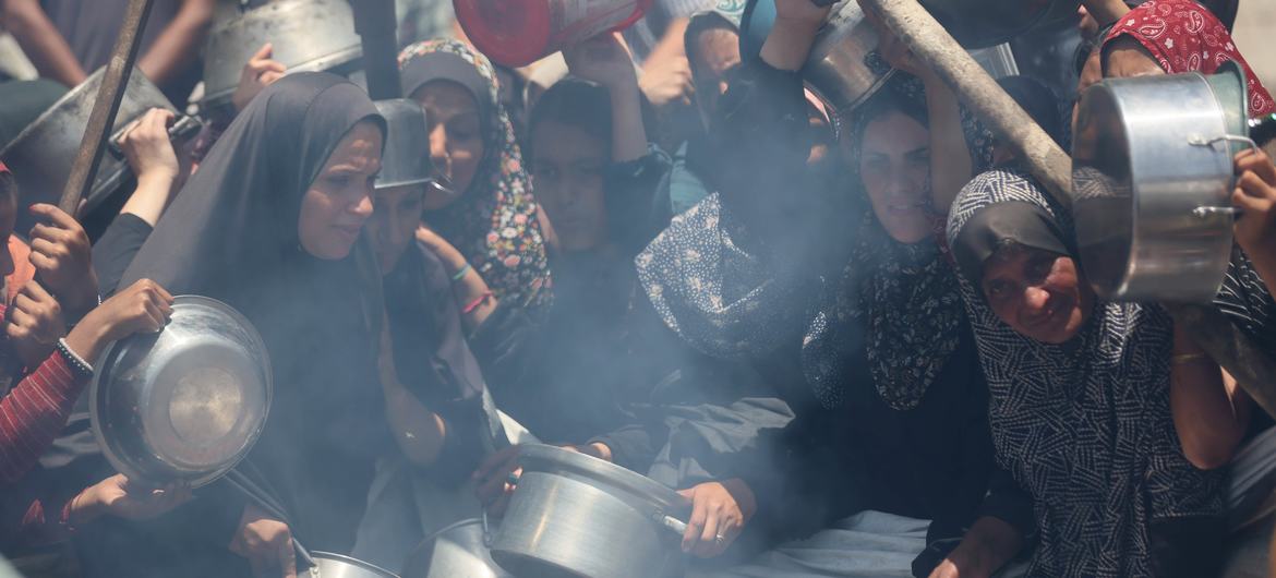 Las mujeres de Gaza buscan desesperadamente comida.