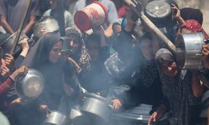 Las mujeres de Gaza buscan desesperadamente comida.