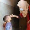 UNICEF驻巴基斯坦工作人员为一名幼儿接种脊髓灰质炎疫苗。