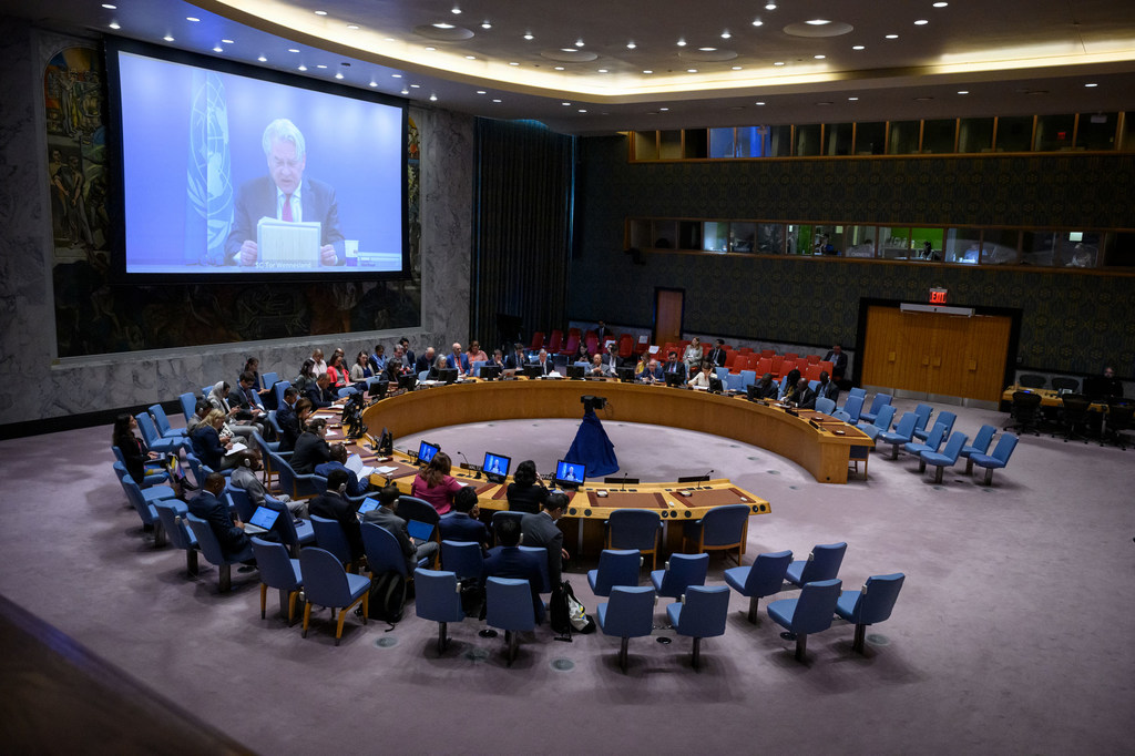 Tor Wennesland (à l'écran), Coordinateur spécial pour le processus de paix au Moyen-Orient, s'adresse aux membres du Conseil de sécurité de l'ONU.