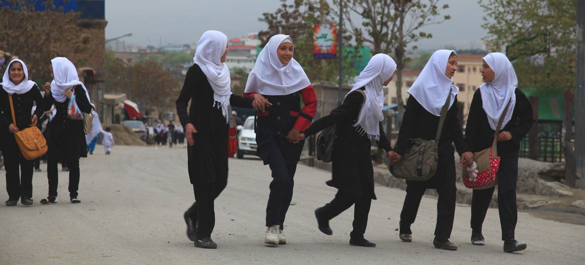 Des jeunes filles marchent le long de la route dans un quartier hazara en Afghanistan. La minorité religieuse a été la cible d'attaques fréquentes par des terroristes de l'EIIL et d'autres.