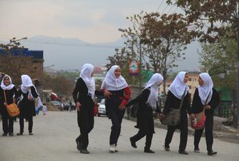 Meninas caminham pela estrada em um bairro hazara no Afeganistão