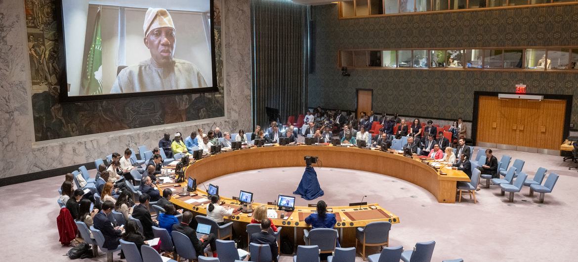 سیاسی امور، قیام امن و سلامتی کے لیے افریقن یونین کے کمشنر بینکولے ادیوئے سلامتی کونسل کے اجلاس سے ویڈیو لنک کے ذریعے خطاب کر رہے ہیں۔