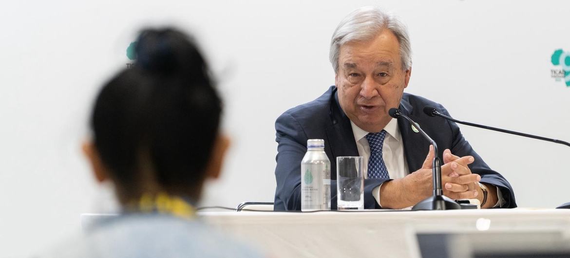 O secretário-geral Antonio Guterres fala com repórteres em Yokohama durante a  9ª Conferência Internacional de Tóquio sobre o Desenvolvimento Africano,Ticad