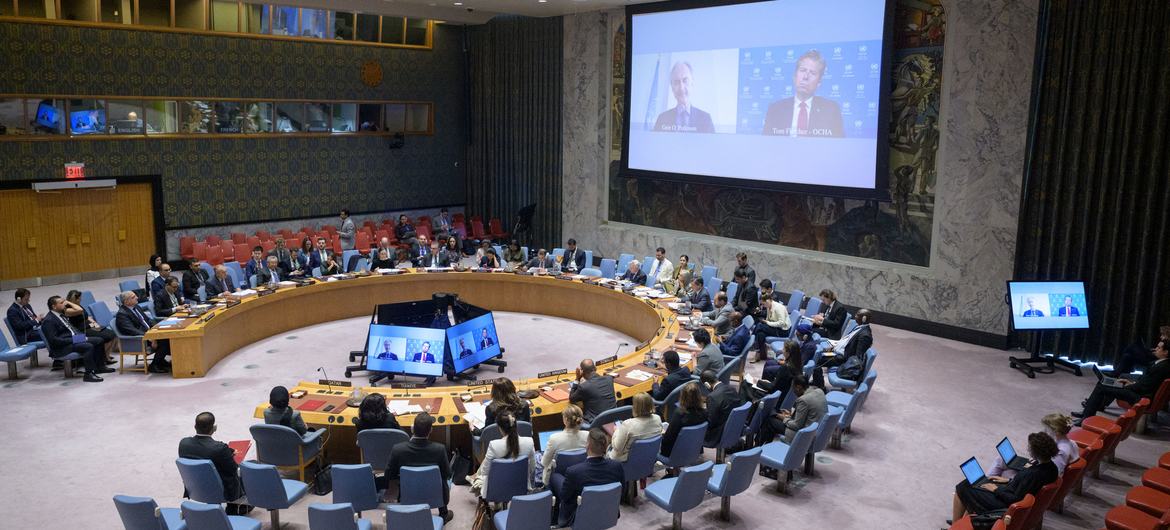 Geir Pedersen (à gauche sur l'écran), Envoyé spécial des Nations Unies pour la Syrie, et Tom Fletcher, Coordonnateur des secours d'urgence (à droite sur l'écran), s'adressent à une réunion du Conseil de sécurité sur la situation en Syrie.