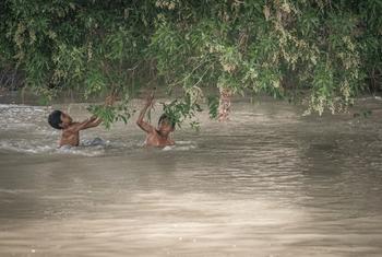 Niños vadean un canal inundado en Pakistán, donde las lluvias monzónicas de este año han dejado a muchas familias sin hogar, sin agua potable y sin escolarización (foto de archivo). Niños vadean un canal inundado en Pakistán, donde las lluvias monzónicas de este año han dejado a muchas familias sin hogar, sin agua potable y sin escolarización (foto de archivo).