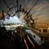 ثقب رصاصة في نافذة إحدى المباني في العاصمة الصومالية مقديشو (أرشيف).